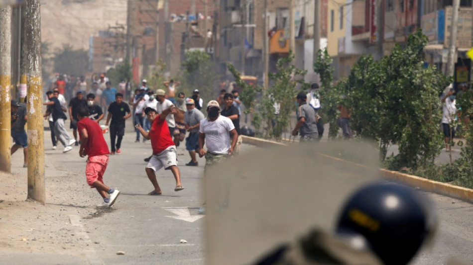 Militares patrullan las semivac&iacute;as calles de Lima, bajo toque de queda