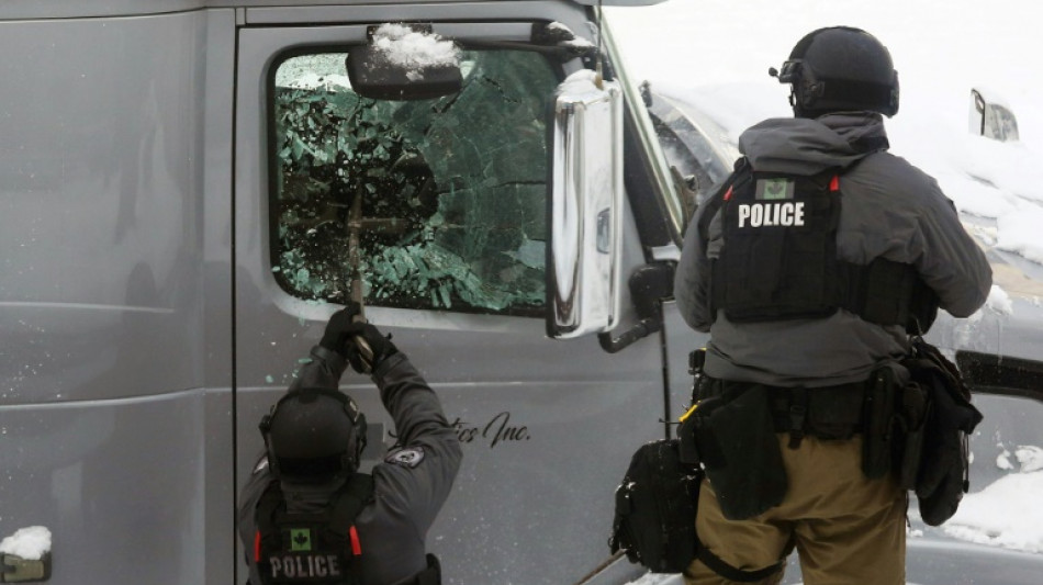 Polic&iacute;a usa la fuerza para lograr "avances" en el desalojo de manifestantes en Ottawa