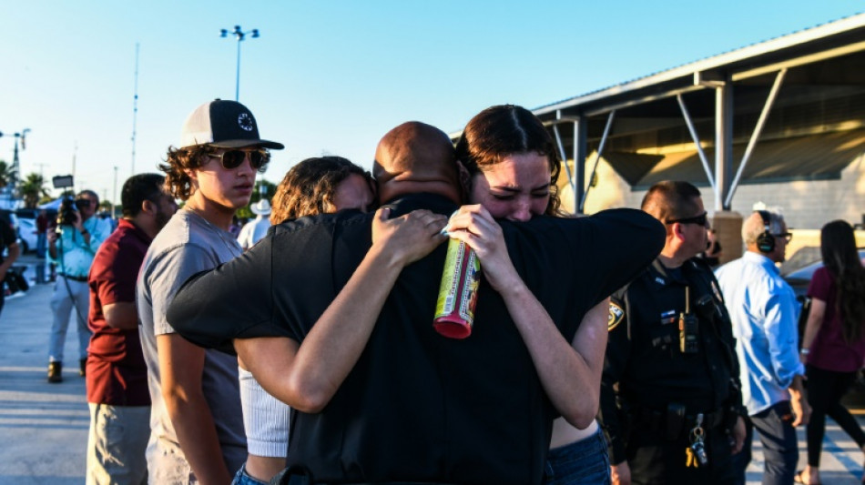 La tristeza se transforma en c&oacute;lera tras la matanza de 21 personas en escuela de Texas