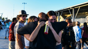 Llantos y abrazos en vigilia por las v&iacute;ctimas de matanza escolar en Texas