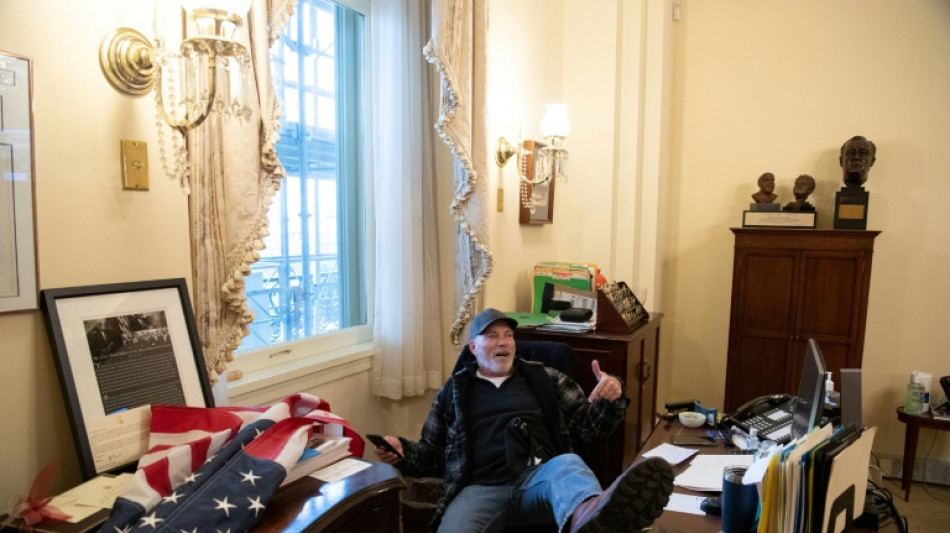 Homem fotografado em gabinete de Pelosi pega mais de 4 anos de pris&atilde;o por invas&atilde;o do Capit&oacute;lio
