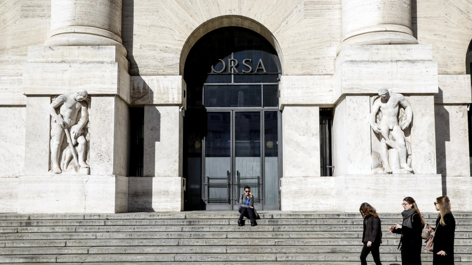 Borsa: Milano apre in parità, Italgas +2%
