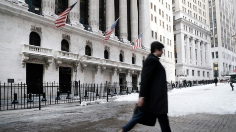 Wall Street commence la semaine h&eacute;sitante
