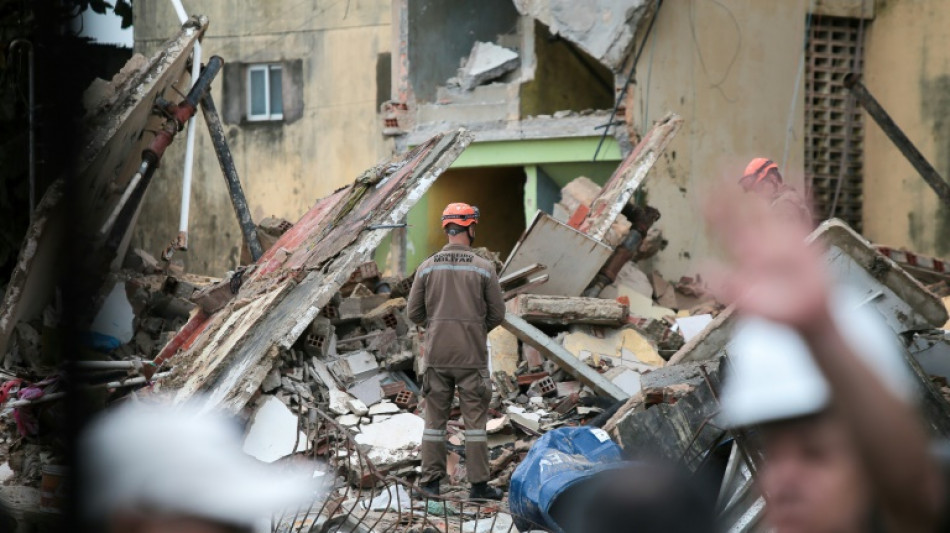 Desabamento de pr&eacute;dio no Grande Recife deixa ao menos 11 mortos