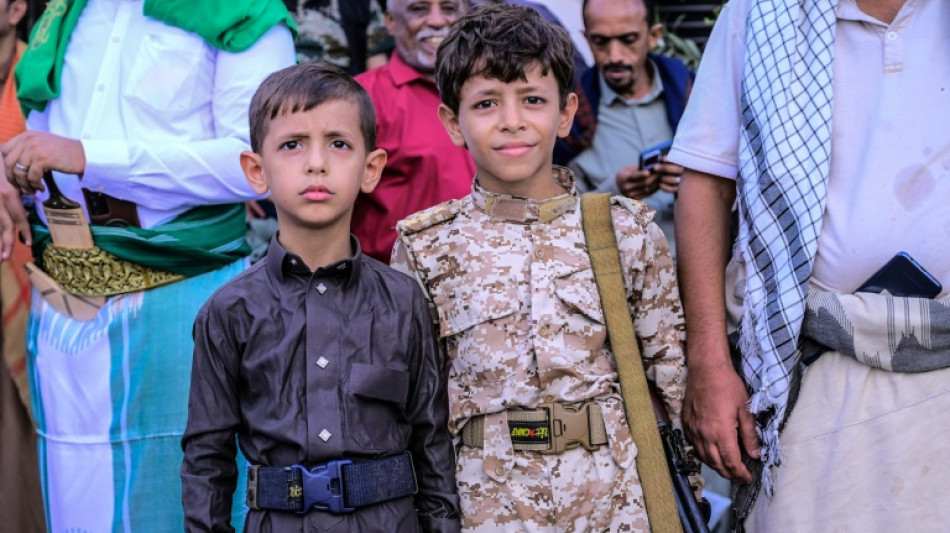 Al menos 50 muertos en bombardeos hut&iacute;es en un campamento militar en Yemen