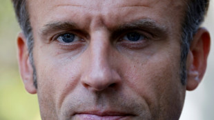 Macron pour une "tenue unique" à l'école