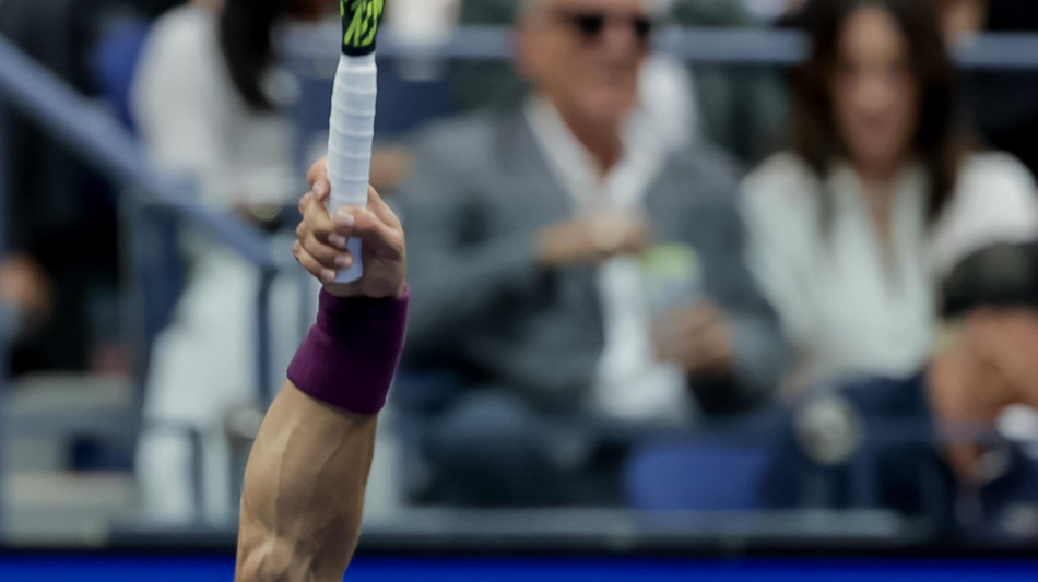 Tennis: Tokyo; Alcaraz si fa male a caviglia, poi riprende