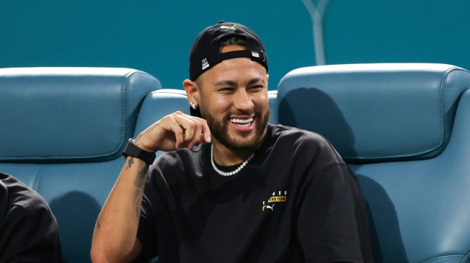 Neymar hace primer lanzamiento en el arranque del béisbol en Miami
