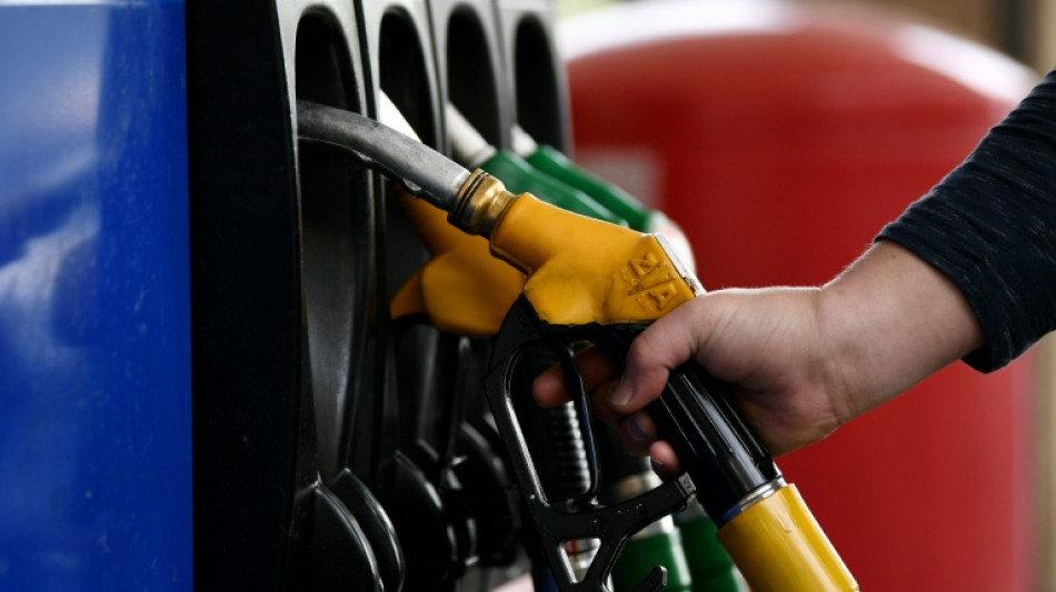 Carburants: recul des prix, apr&egrave;s des records &agrave; plus de 2 euros le litre