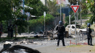 Fran&ccedil;a decreta estado de emerg&ecirc;ncia na Nova Caled&ocirc;nia ap&oacute;s mortes em dist&uacute;rbios