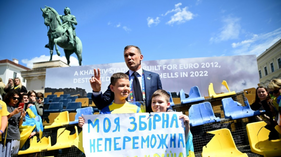 Parte da arquibancada do est&aacute;dio destru&iacute;do de Kharkiv &eacute; exposta em Munique