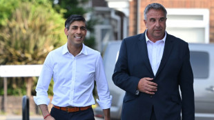 Conservadores brit&acirc;nicos perdem dois redutos, mas evitam desastre eleitoral