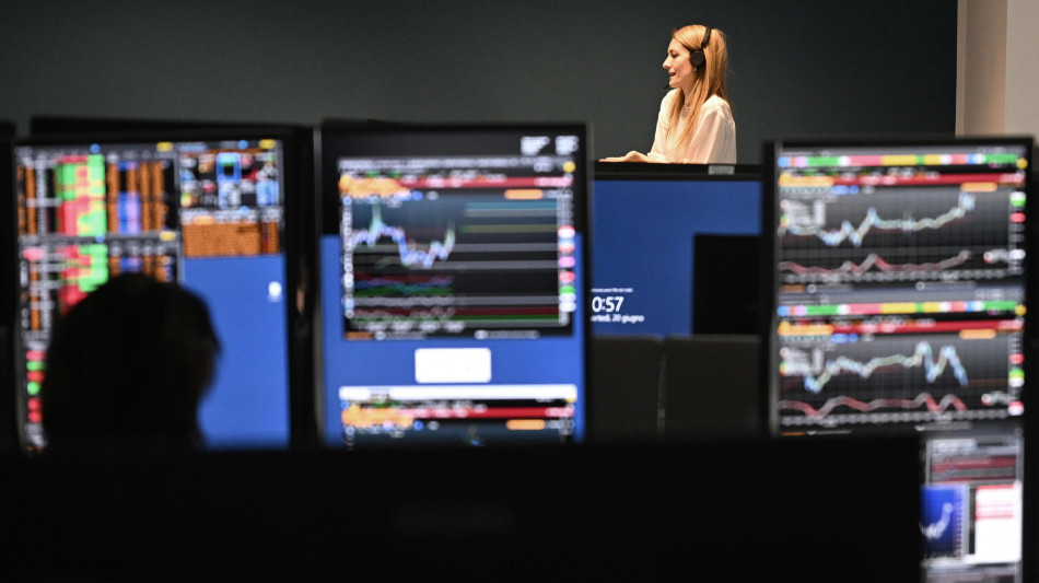 Borsa: Milano peggiora con banche e assicurazioni e cede il 2%