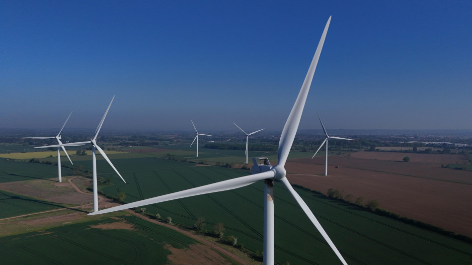 Nel 2024 nel mondo le rinnovabili corrono, il nucleare frena