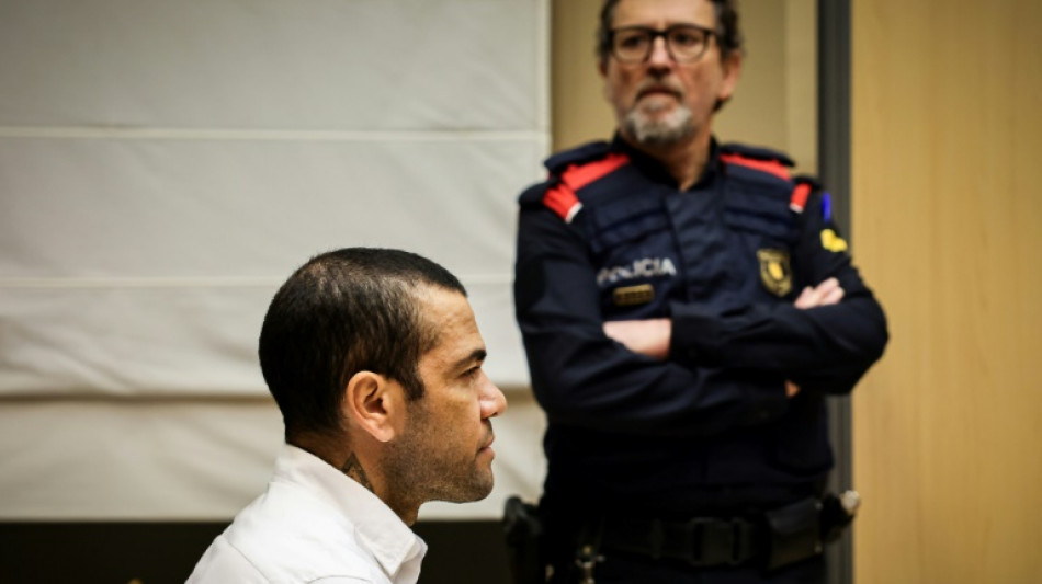 Daniel Alves nega estupro e diz que denunciante poderia ter sa&iacute;do 'a qualquer momento'