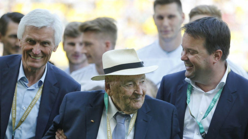 Fu&szlig;ball gedenkt Braun mit Schweigeminute und Trauerflor