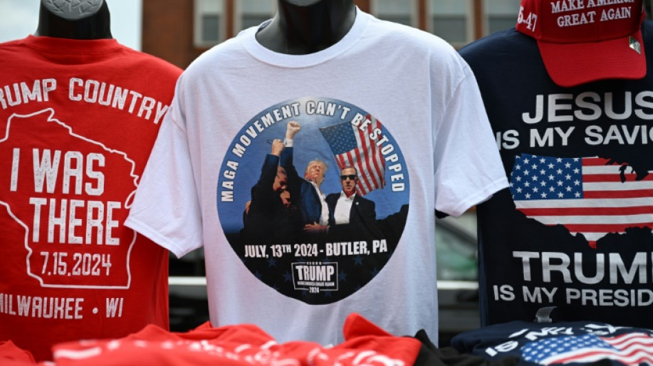 Imagem de Trump ap&oacute;s sobreviver a tiros estampa camisetas 